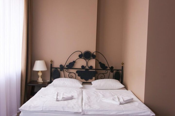 Room 28 of 62