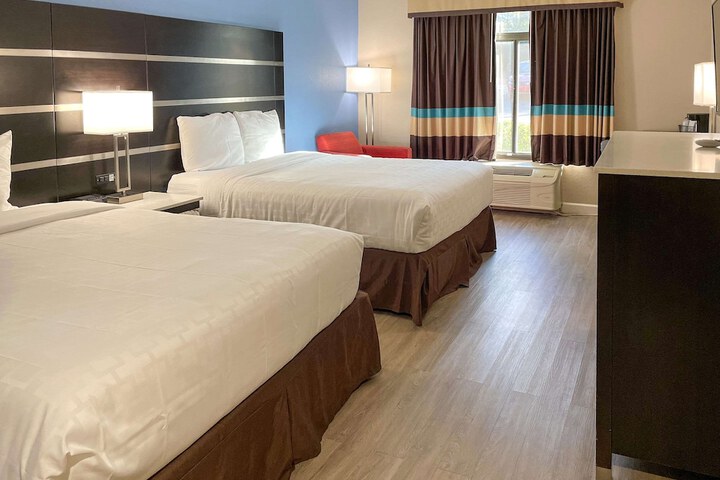 2 Queen Beds (5 of 11)