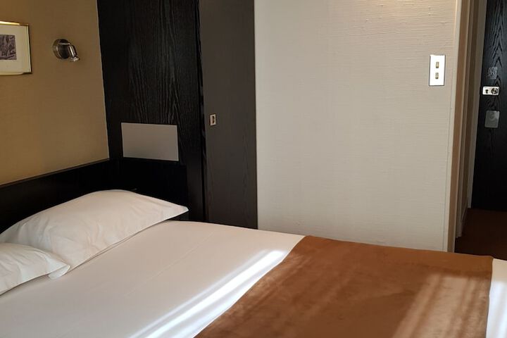 Room 33 of 92