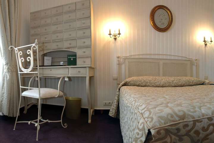 Room 6 of 42