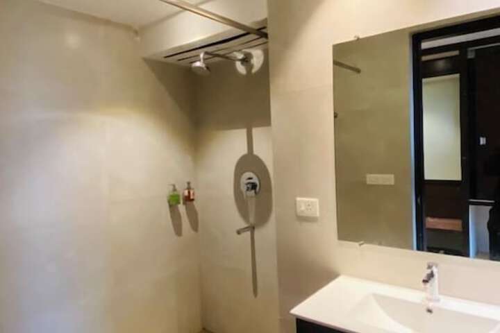 Room 6 of 16