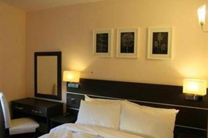 Room 3 of 9