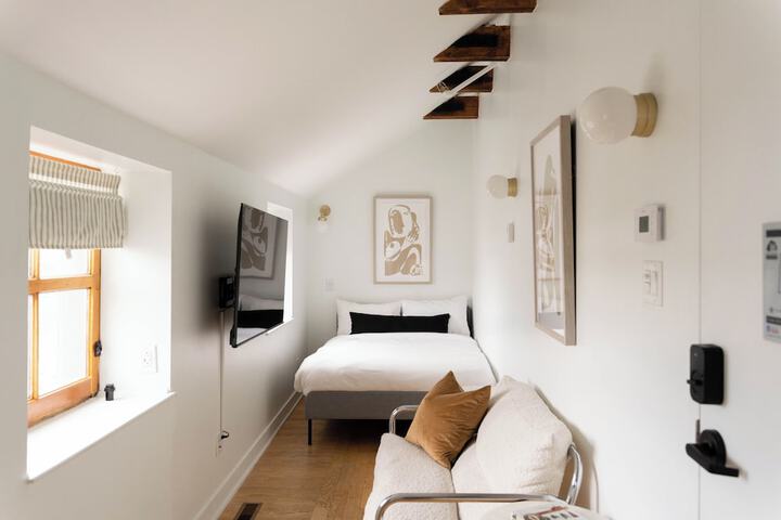 Room 32 of 157