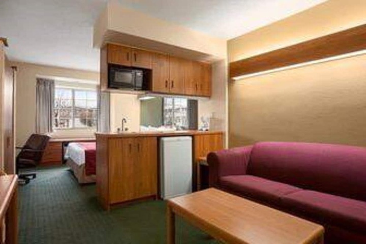 1 Queen Bed (5 of 6)