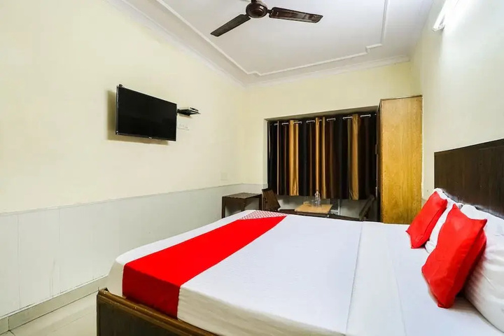 Room 5 of 16