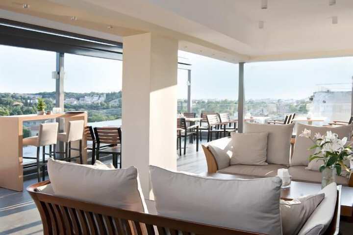Lounge 93 of 110
