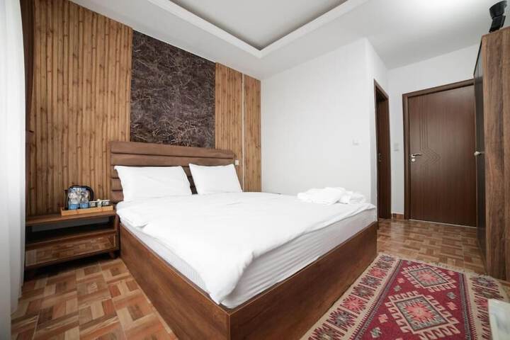 Room 10 of 32