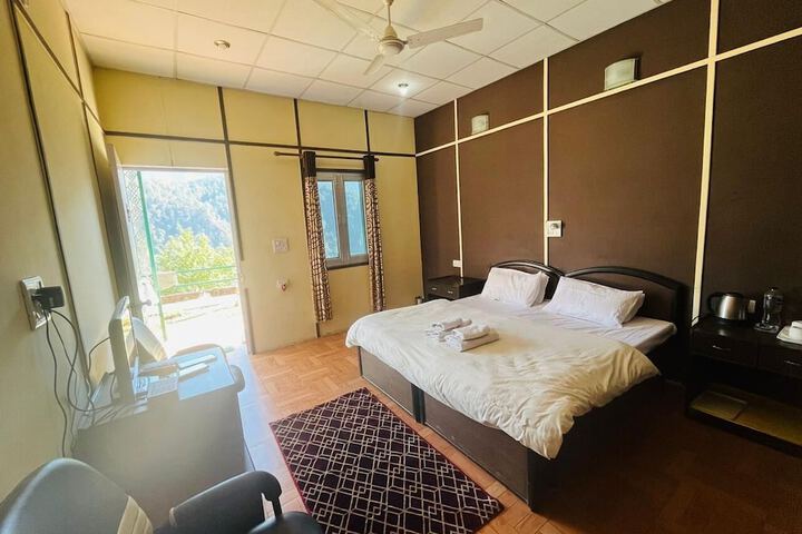 Room 7 of 12