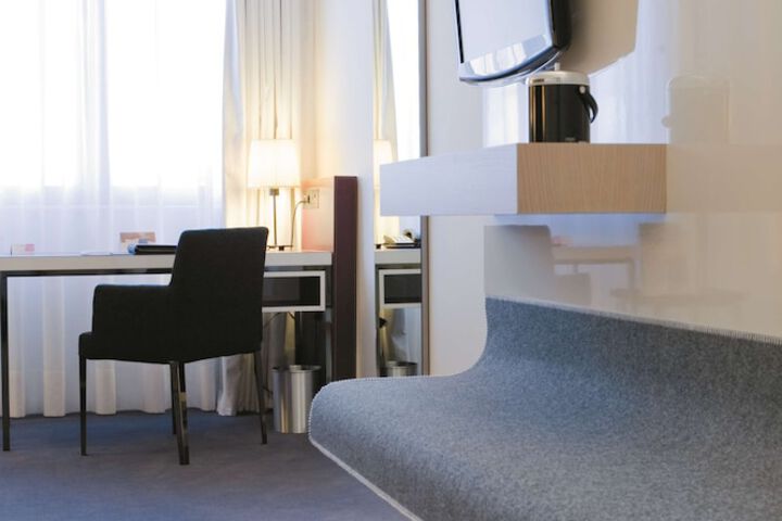 Room 33 of 118