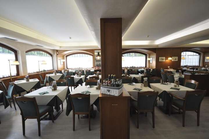 Dining 11 of 12