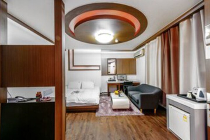 Room 21 of 37