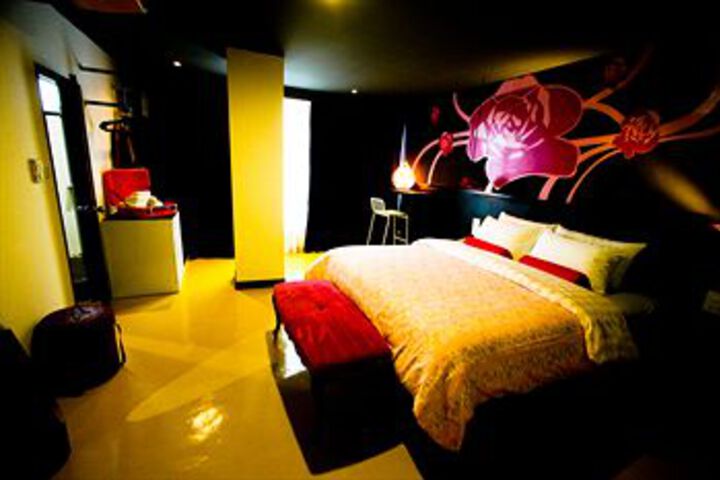 Lounge 57 of 101