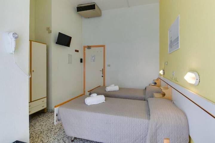 Room 6 of 42