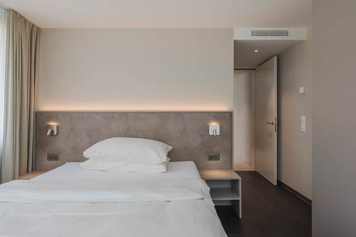 Room 4 of 18
