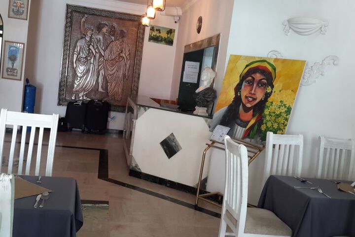 Room 6 of 28
