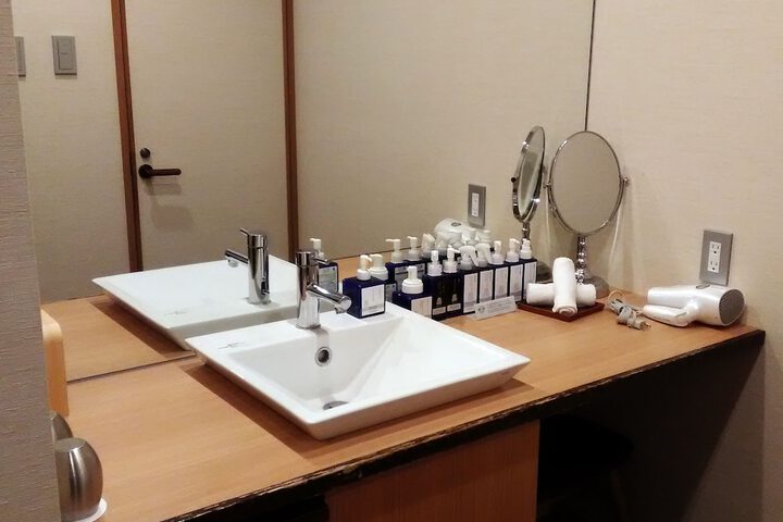Room 27 of 63