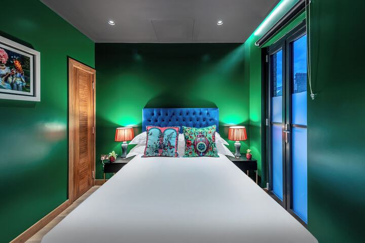 Room 34 of 102