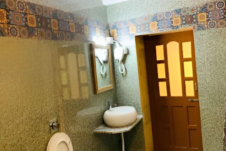 Room 6 of 8