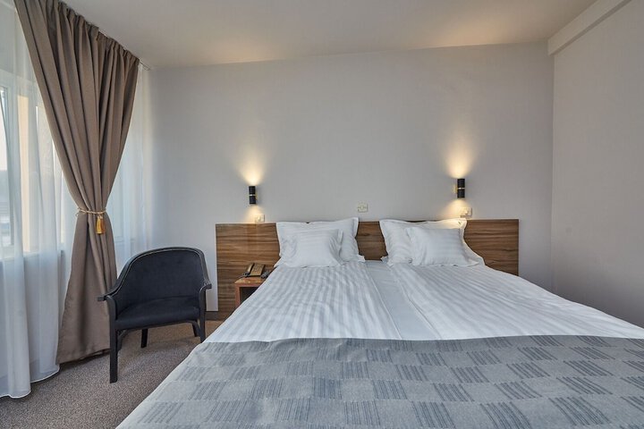 Room 7 of 19
