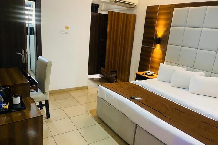 Room 4 of 6