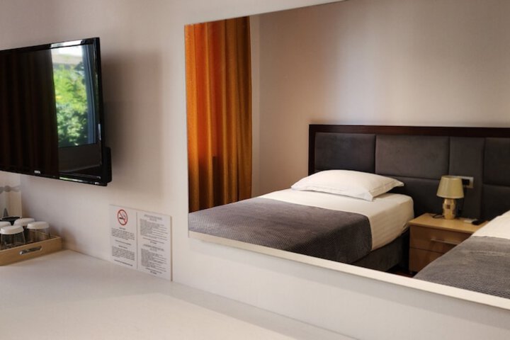 Room 5 of 18