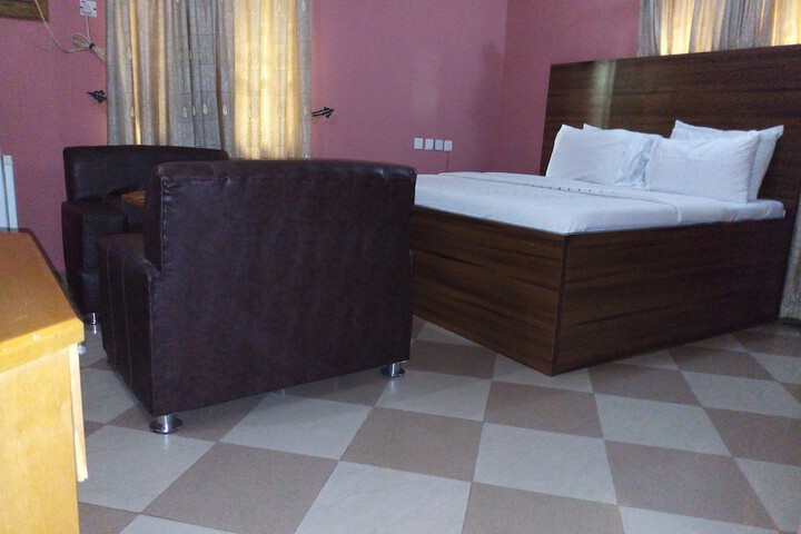 Room 10 of 34