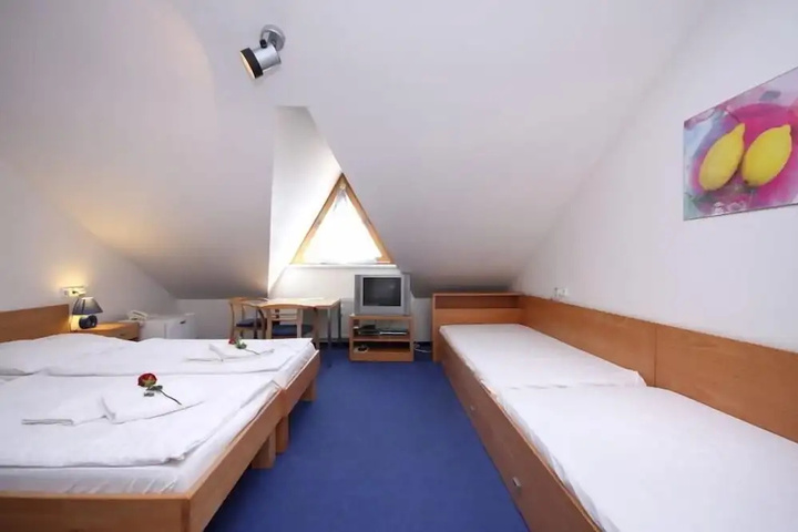 Room 4 of 12