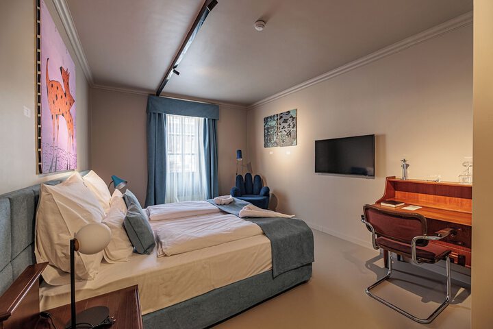Room 37 of 103