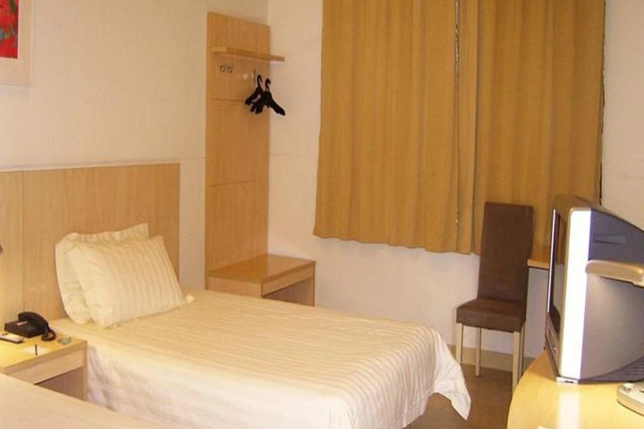 Room 4 of 10