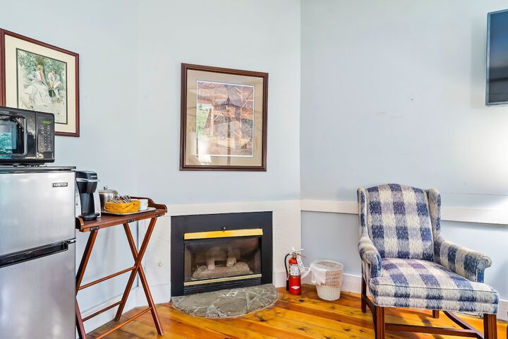 Snug Hug Queen Suite with Fireplace (69 of 131)