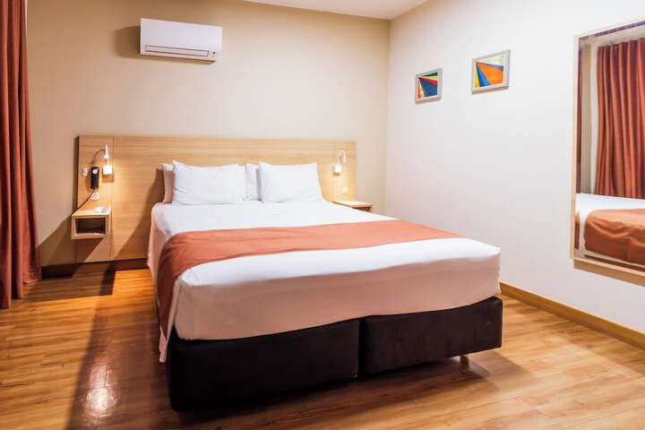 Room 10 of 102