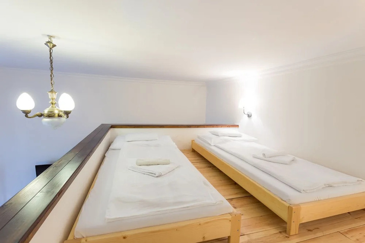 Room 4 of 9