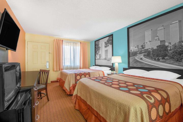 2 Queen Beds (2 of 8)