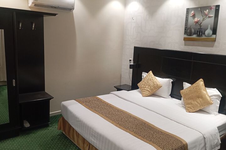 Room 9 of 25
