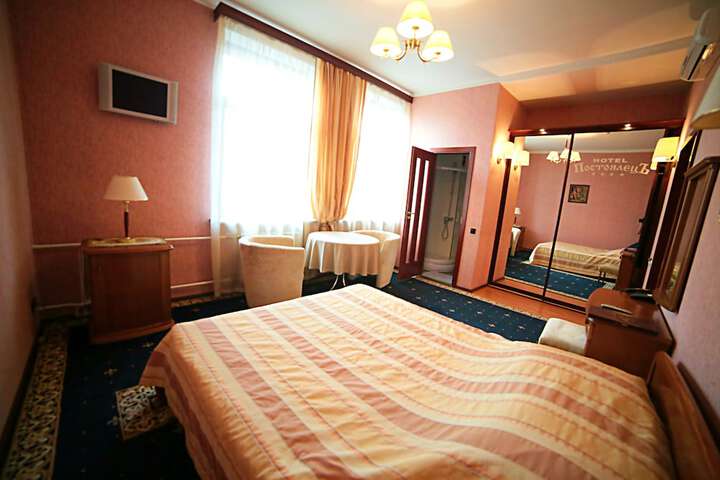 Room 8 of 33