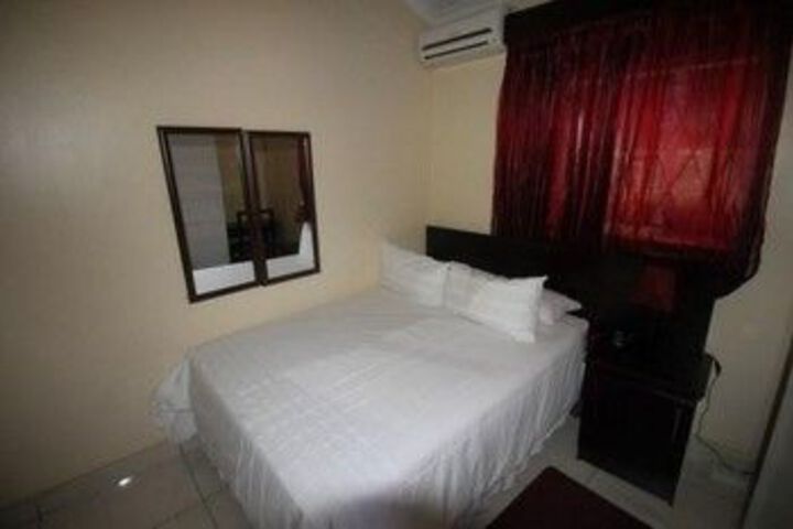Room 11 of 25