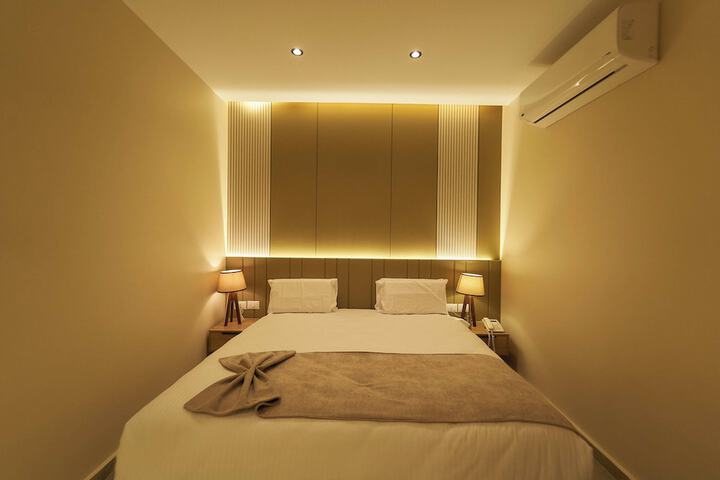 Room 43 of 148