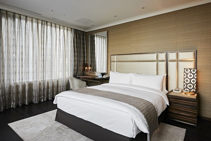Room 13 of 73