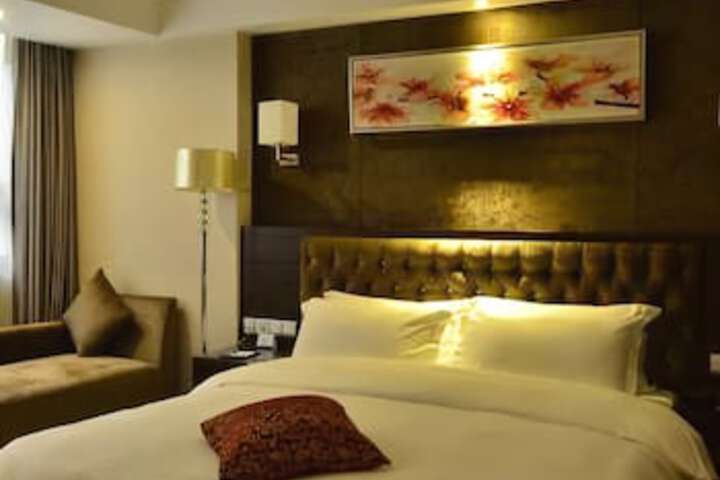 Room 7 of 8