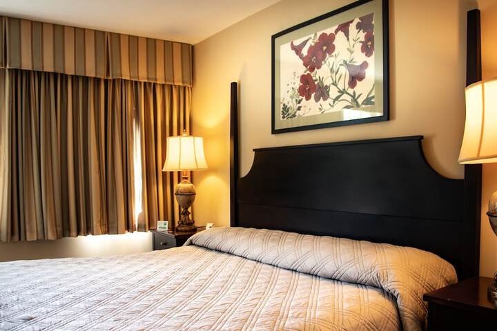 1 Bedroom Suite King Bed with Sofa (5 of 8)