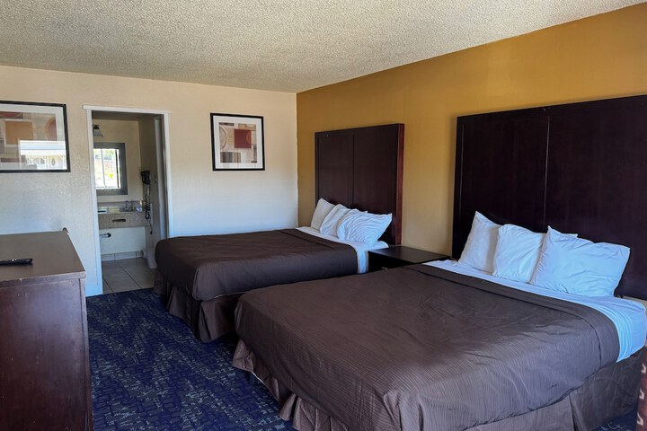 Deluxe Queen Bed (1 of 3)