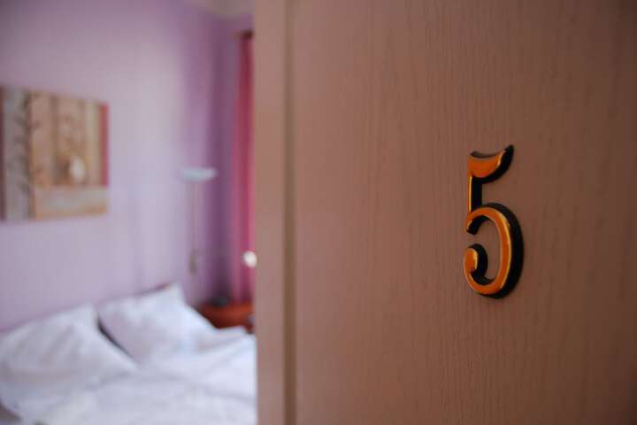 Room 8 of 106