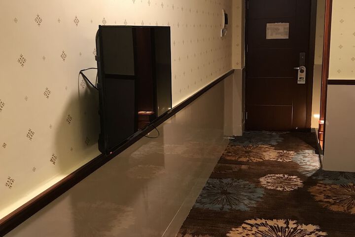 Room 11 of 28