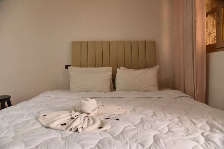 Room 8 of 9