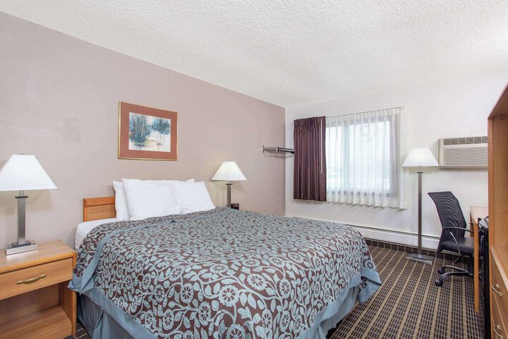 1 Queen Bed (6 of 9)