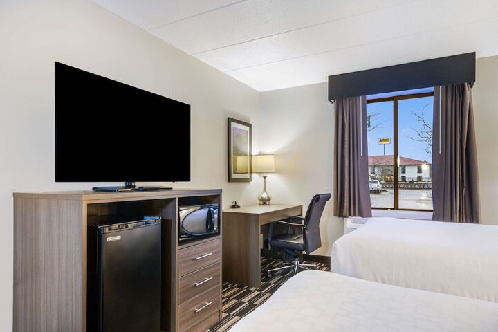 Quadruple Queen Bed (6 of 12)
