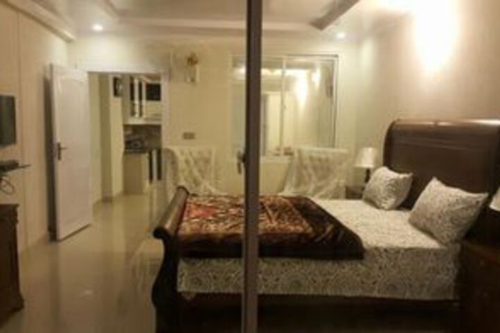 Room 11 of 32
