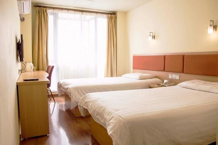 Room 10 of 42