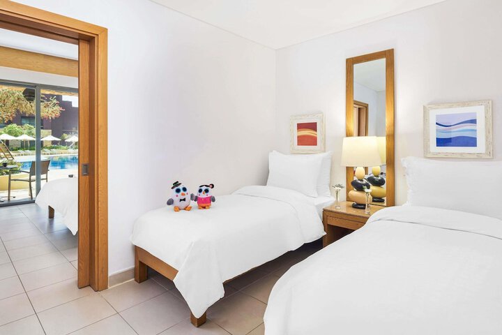 Room 34 of 195