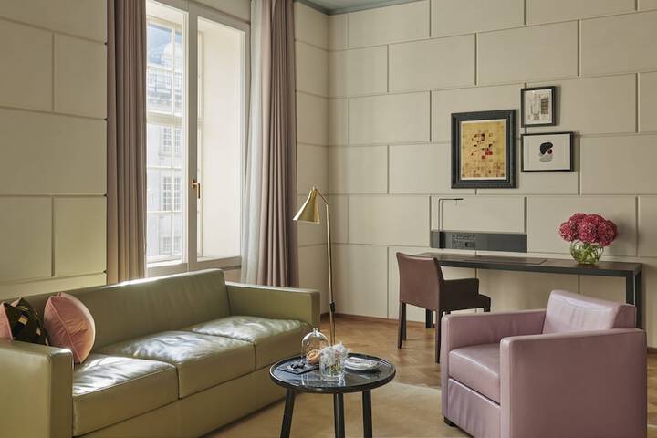 Room 40 of 241
